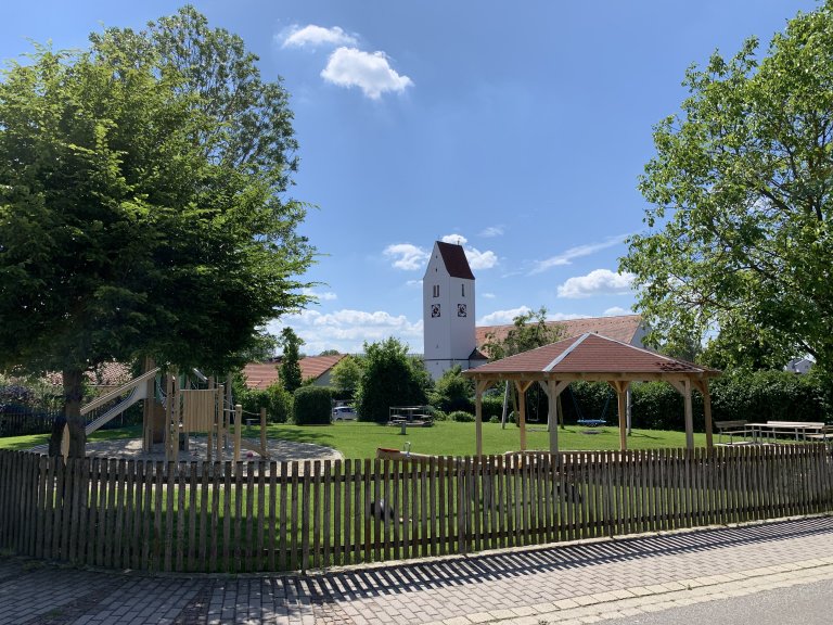Spielplatz Kirchdorf mit Kirche