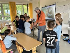 Grundschüler probieren Musikinstrumente aus