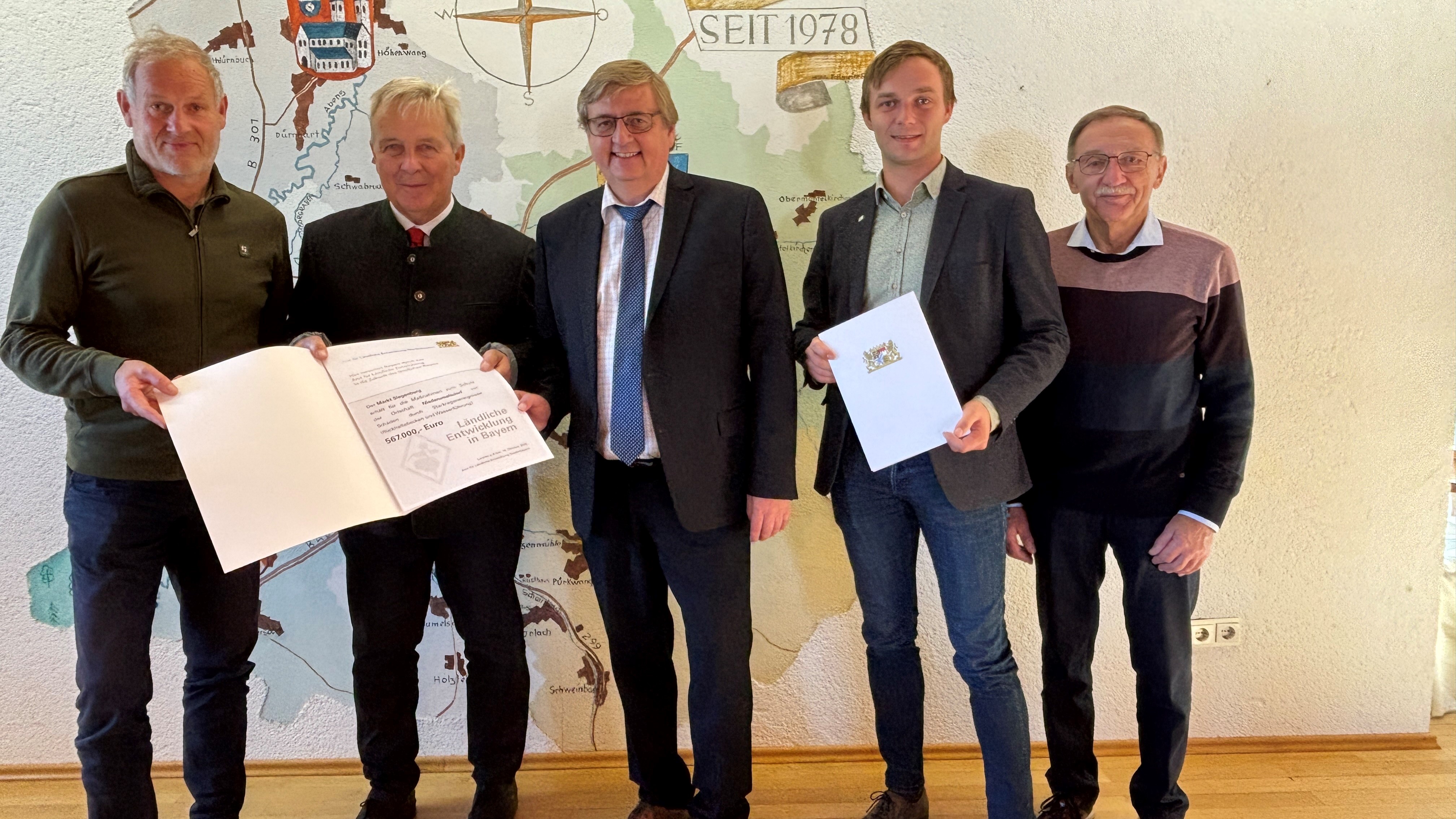 Übergabe Zuwendungsbescheid für die Maßnahme boden:ständig Niederumelsdorf (2)